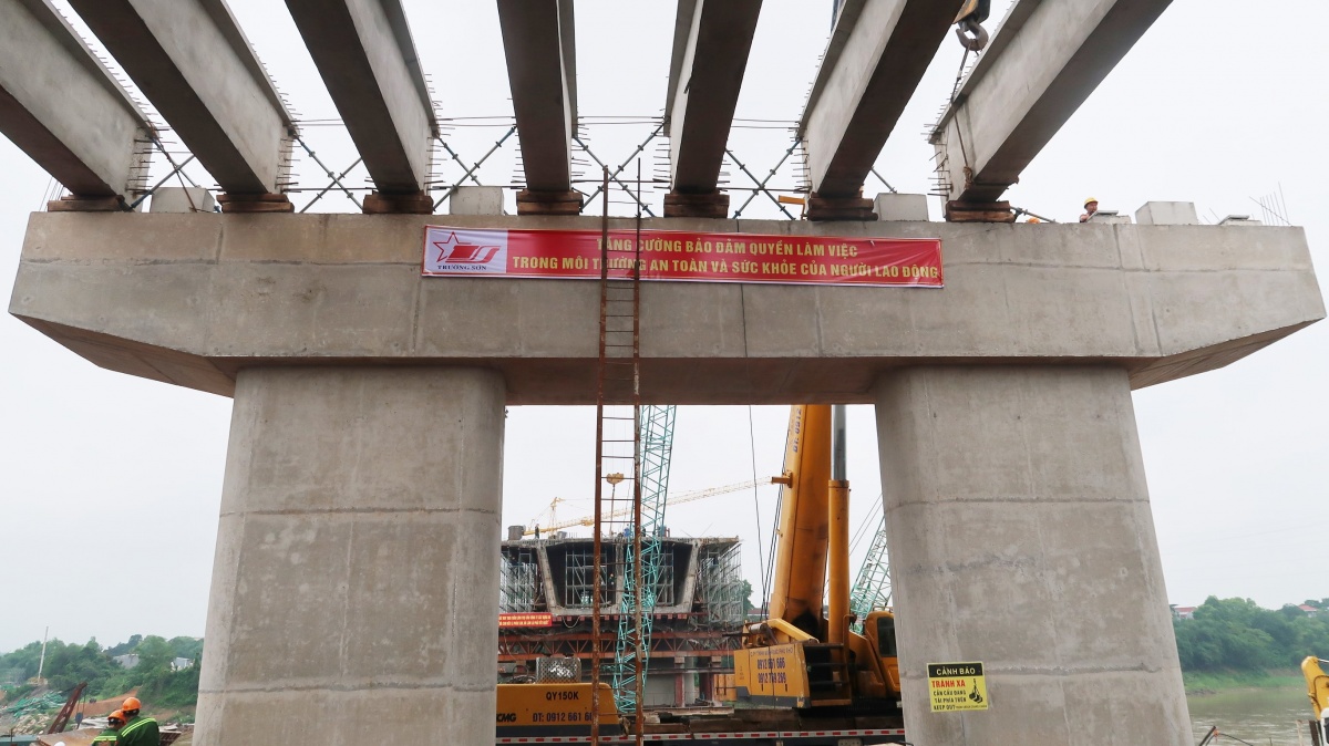 Cầu Phong Châu mới: Vượt lũ, vượt tiến độ - luôn chú trọng an toàn