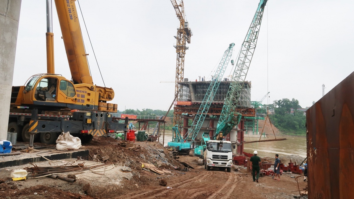 Cầu Phong Châu mới: Vượt lũ, vượt tiến độ - luôn chú trọng an toàn