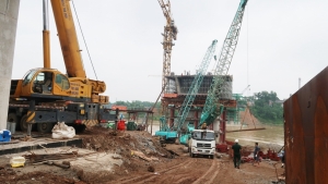 Cầu Phong Châu mới: Vượt lũ, vượt tiến độ - luôn chú trọng an toàn