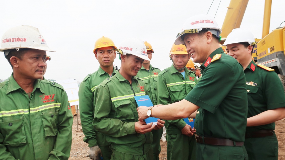 Cầu Phong Châu mới: Vượt lũ, vượt tiến độ - luôn chú trọng an toàn