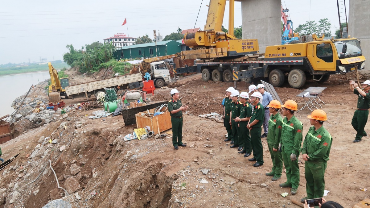 Cầu Phong Châu mới: Vượt lũ, vượt tiến độ - luôn chú trọng an toàn