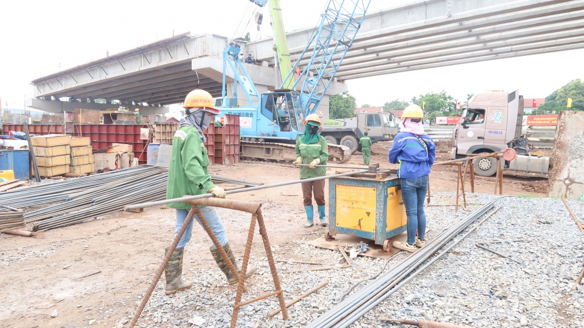 Cầu Phong Châu mới: Vượt lũ, vượt tiến độ - luôn chú trọng an toàn
