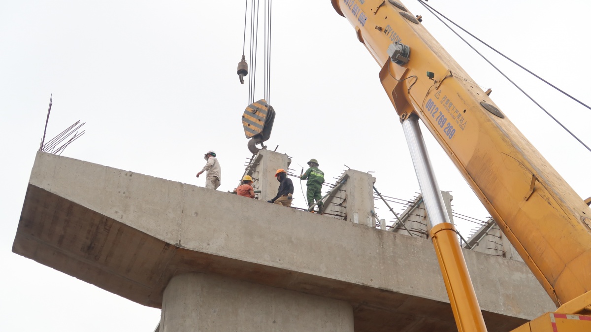 Cầu Phong Châu mới: Vượt lũ, vượt tiến độ - luôn chú trọng an toàn