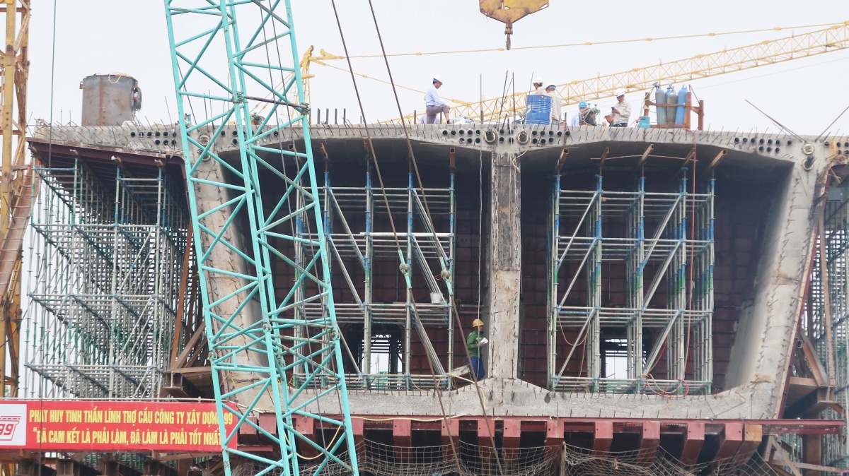 Cầu Phong Châu mới: Vượt lũ, vượt tiến độ - luôn chú trọng an toàn