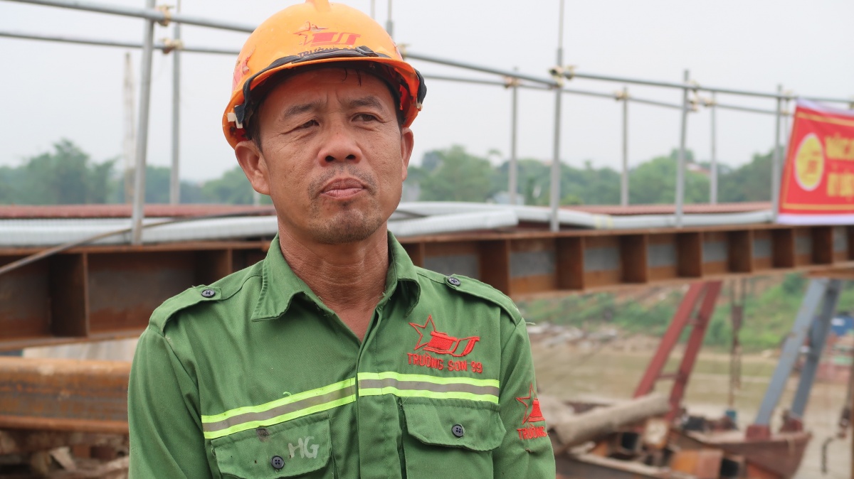 Cầu Phong Châu mới: Vượt lũ, vượt tiến độ - luôn chú trọng an toàn