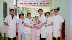 Phẫu thuật thay khớp háng, xương đùi bằng Megaprosthesis thành công đầu tiên ở miền Trung