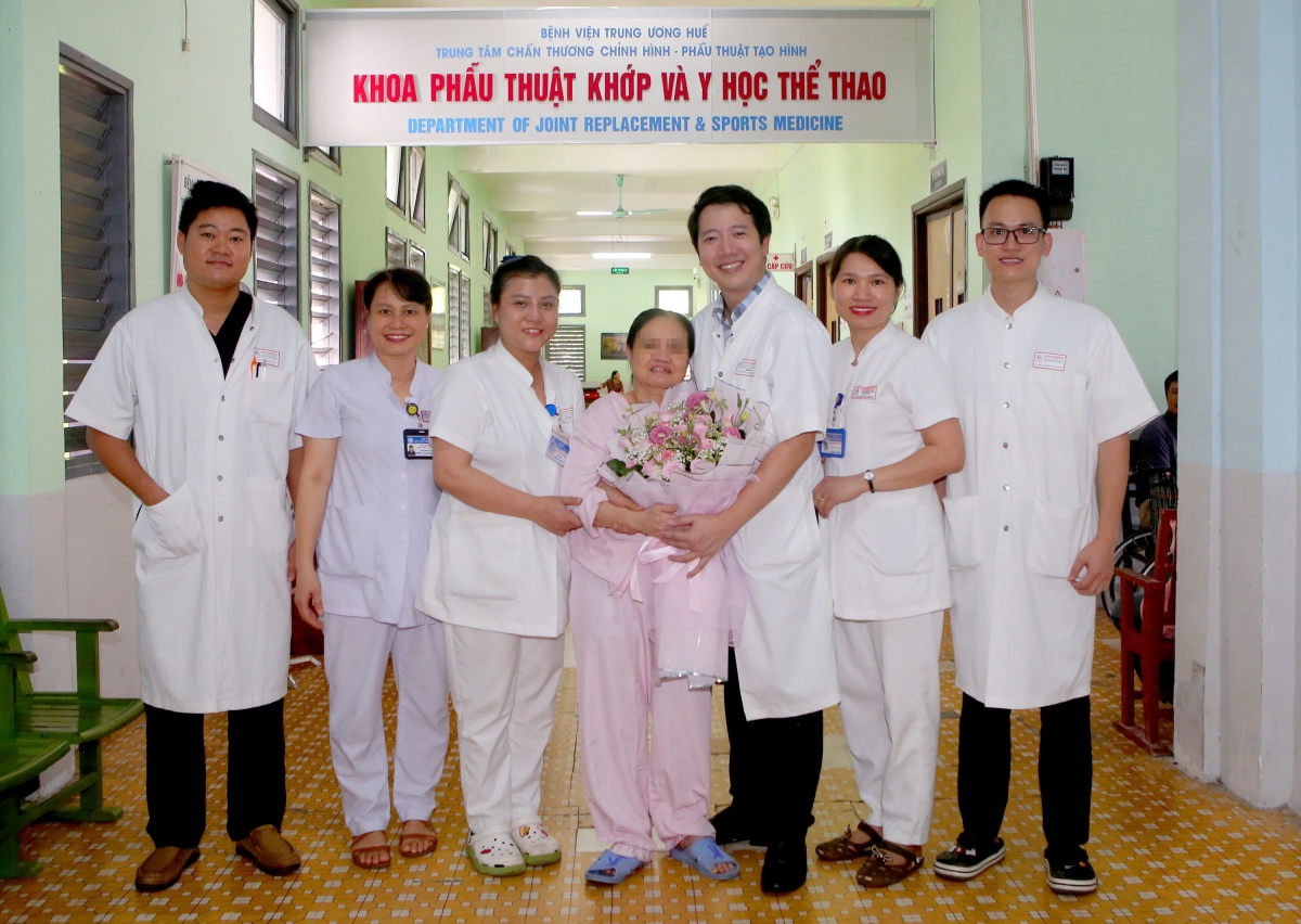 Phẫu thuật thay khớp háng, xương đùi bằng Megaprosthesis thành công đầu tiên ở miền Trung