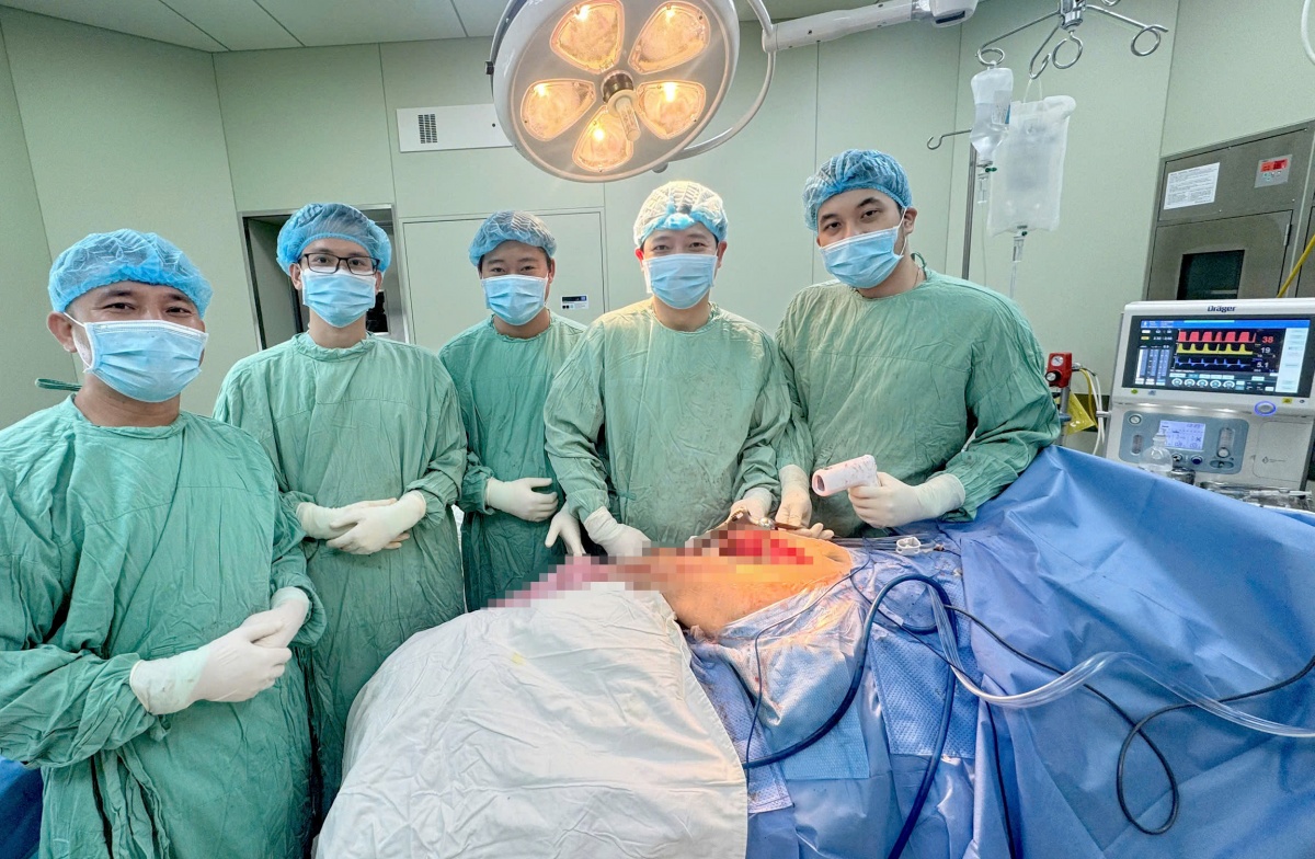 Phẫu thuật thay khớp háng, xương đùi bằng Megaprosthesis thành công đầu tiên ở miền Trung