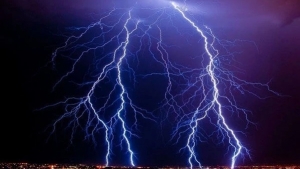 Khi có sét đánh người dân cần phải làm gì?