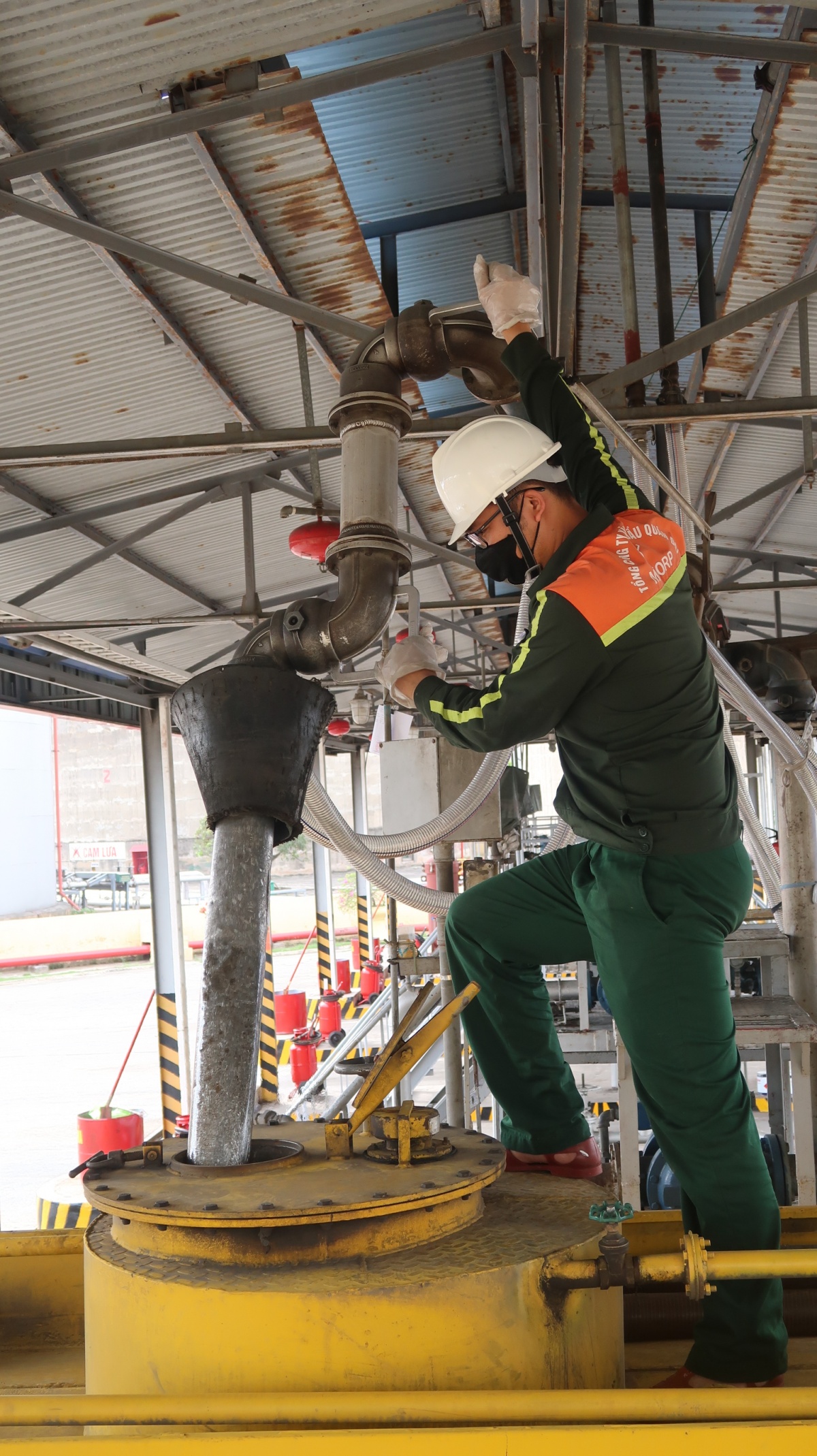 An toàn từ hơi thở - Chuyện về người chiến sỹ thầm lặng nơi giàn cấp phát xăng