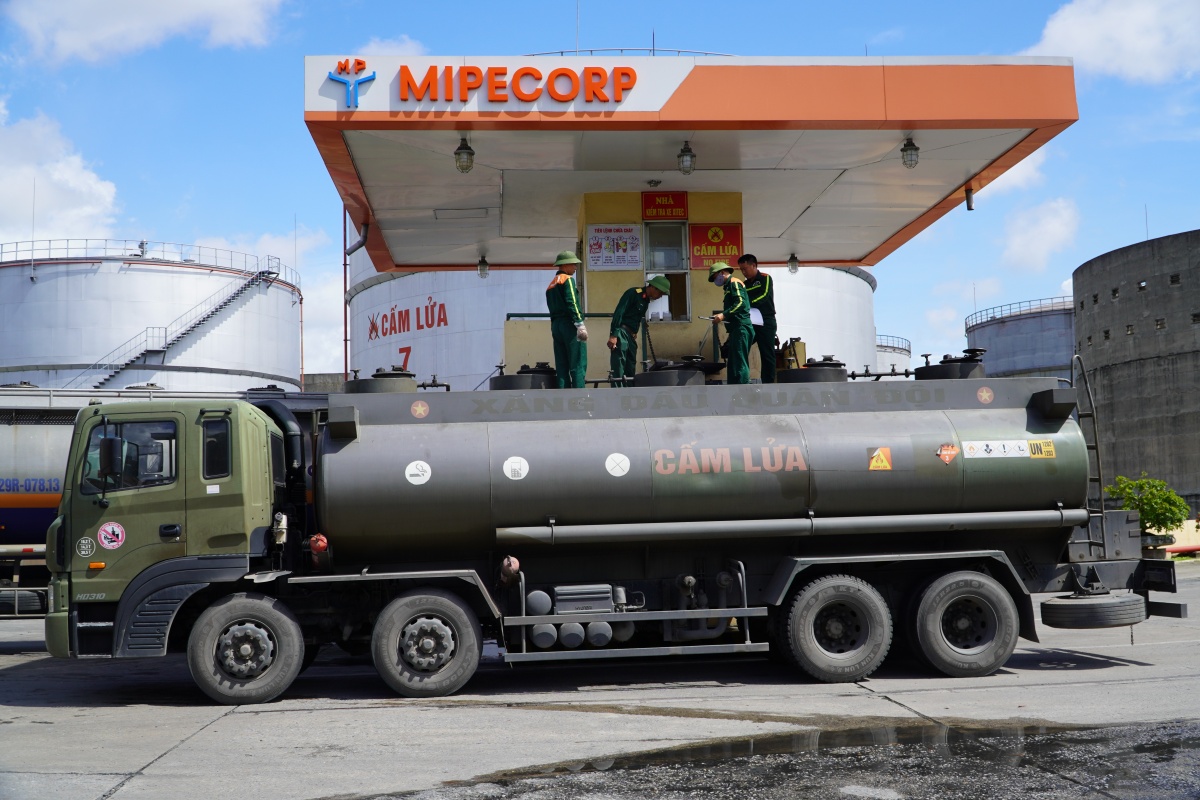 An toàn từ hơi thở - Chuyện về người chiến sỹ thầm lặng nơi giàn cấp phát xăng