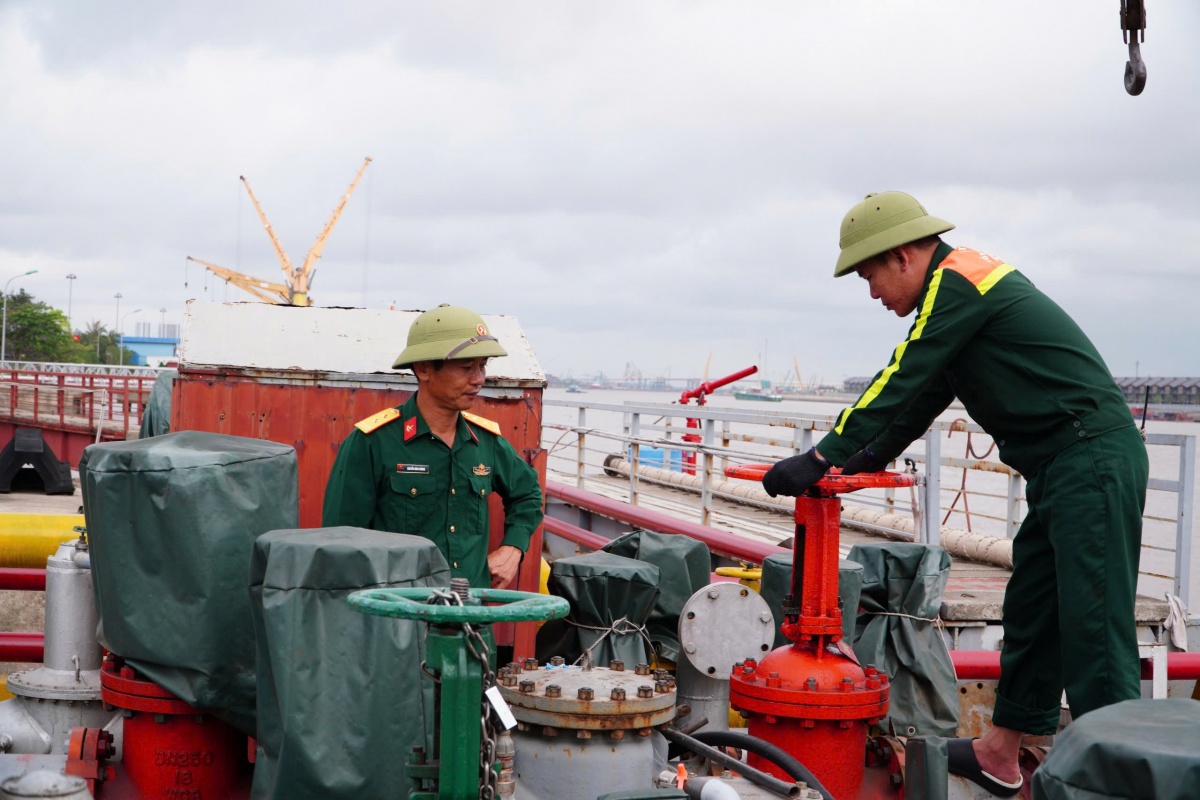 An toàn từ hơi thở - Chuyện về người chiến sỹ thầm lặng nơi giàn cấp phát xăng