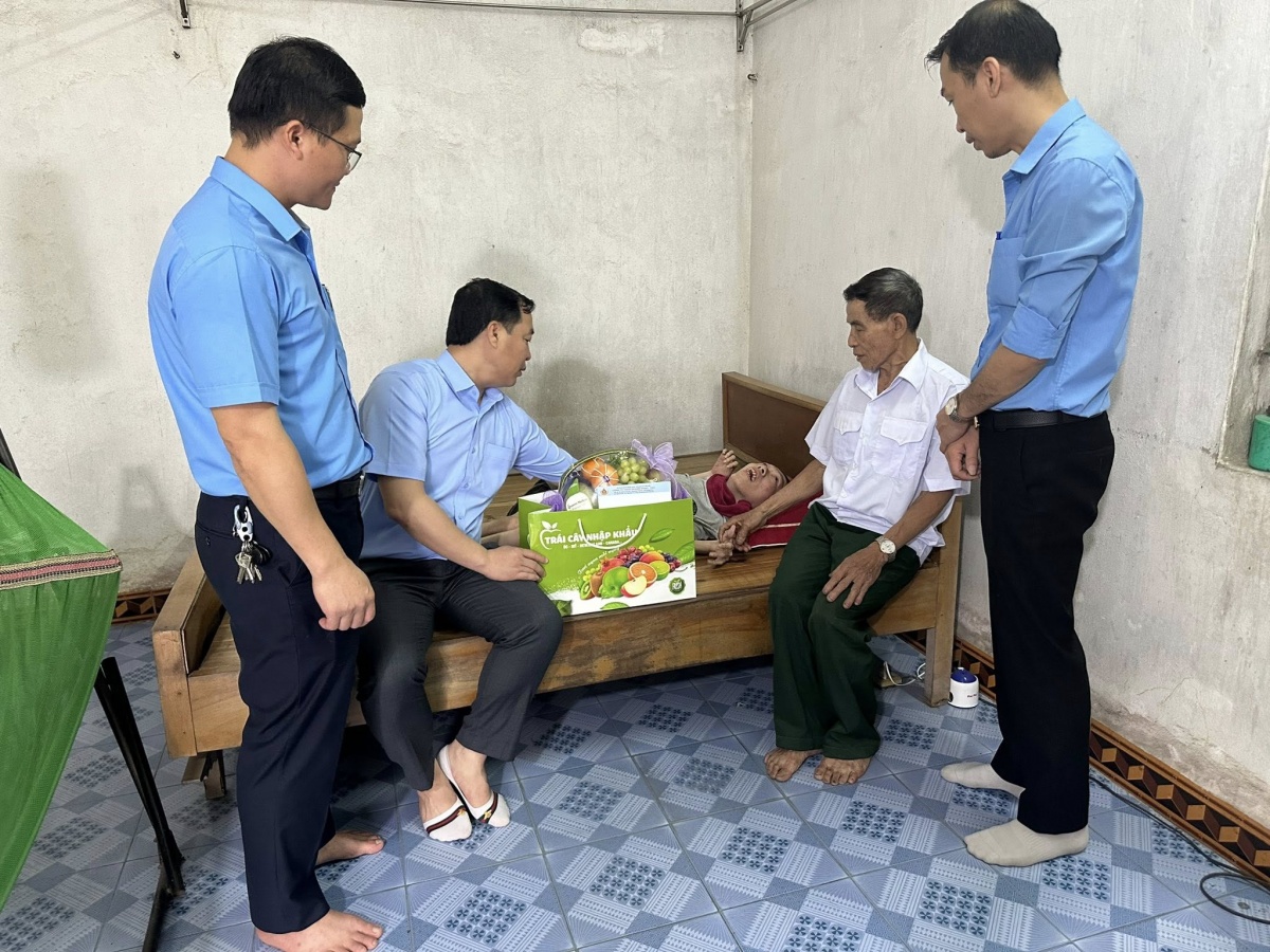 Công ty Than Quang Hanh: Gắn sản xuất an toàn với chăm lo đời sống người lao động