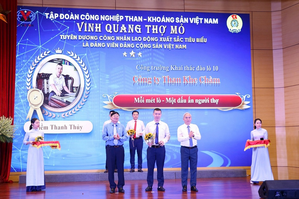 Tuyên dương công nhân lao động xuất sắc tiêu biểu là đảng viên Đảng Cộng sản Việt Nam tại 65 công đoàn cơ sở của Công đoàn TKV . Ảnh: Đơn vị cung cấp