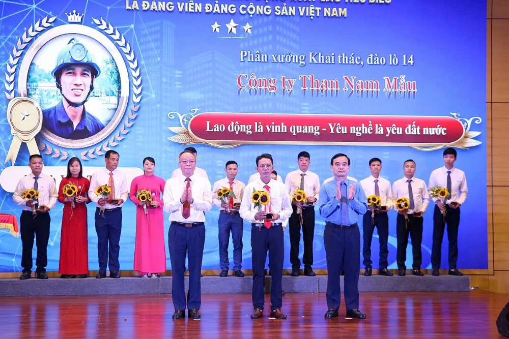Tuyên dương công nhân lao động xuất sắc tiêu biểu là đảng viên Đảng Cộng sản Việt Nam tại 65 công đoàn cơ sở của Công đoàn TKV . Ảnh: Đơn vị cung cấp