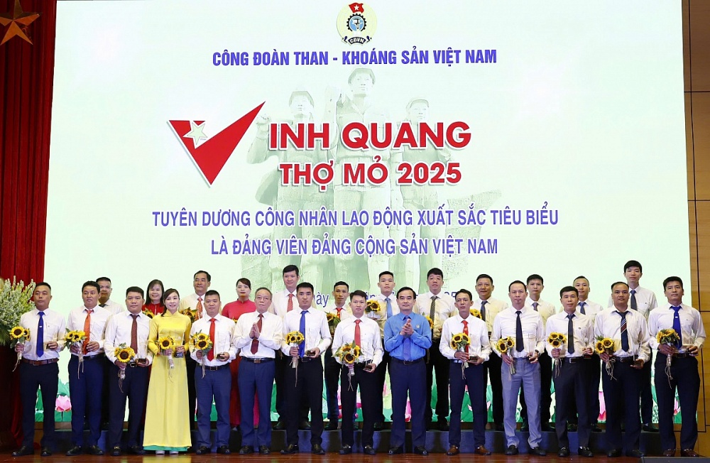 Tuyên dương công nhân lao động xuất sắc tiêu biểu là đảng viên Đảng Cộng sản Việt Nam tại 65 công đoàn cơ sở của Công đoàn TKV . Ảnh: Đơn vị cung cấp