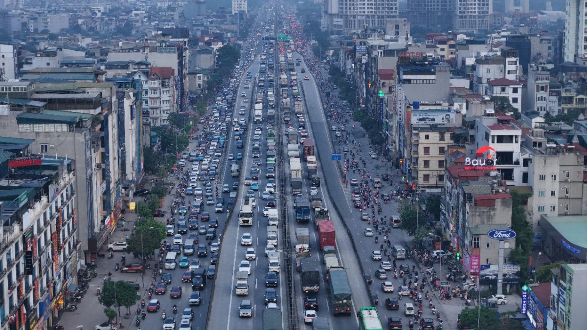 Hà Nội: Chuyển đổi từ xe xăng dầu sang xe điện, tác động gì đến đời sống?