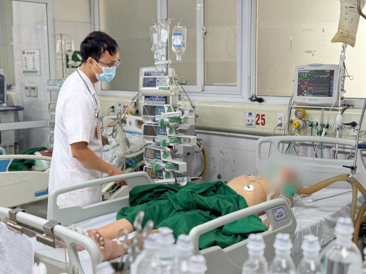 Tự tiêm thuốc giảm đau, người đàn ông bị liệt tứ chi, suy hô hấp