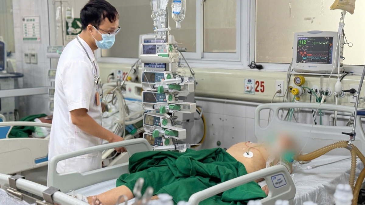 Tự tiêm thuốc giảm đau, người đàn ông bị liệt tứ chi, suy hô hấp