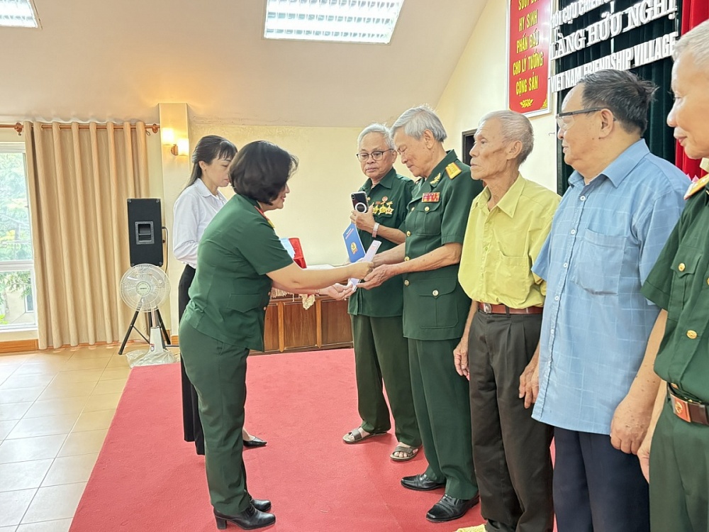 Đại tá Trần Thị Thu Hiền - Phó Ban Công đoàn Quốc phòng thăm và tặng quà tại Làng Hữu Nghị Việt Nam. Ảnh: Ban Công đoàn Quốc phòng
