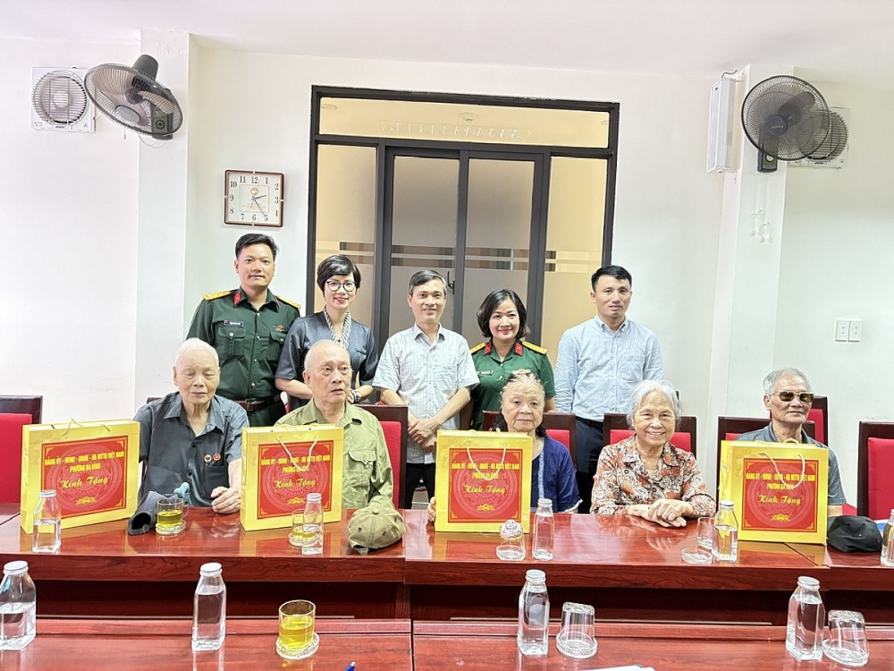 Đại tá Trần Thị Thu Hiền - Phó Ban Công đoàn Quốc phòng thăm và tặng quà các gia đình chính sách tại P. Quán Thánh, Q. Ba Đình (nay là phường Ba Đình), TP. Hà Nội. Ảnh: Ban Công đoàn Quốc phòng