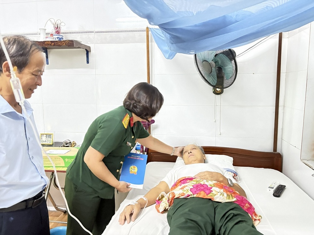 Đại tá Trần Thị Thu Hiền - Phó Ban Công đoàn Quốc phòng tặng quà Trung tâm Điều dưỡng thương binh Duy Tiên, Hà Nam (nay thuộc tỉnh Ninh Bình). Ảnh: Ban Công đoàn Quốc phòng