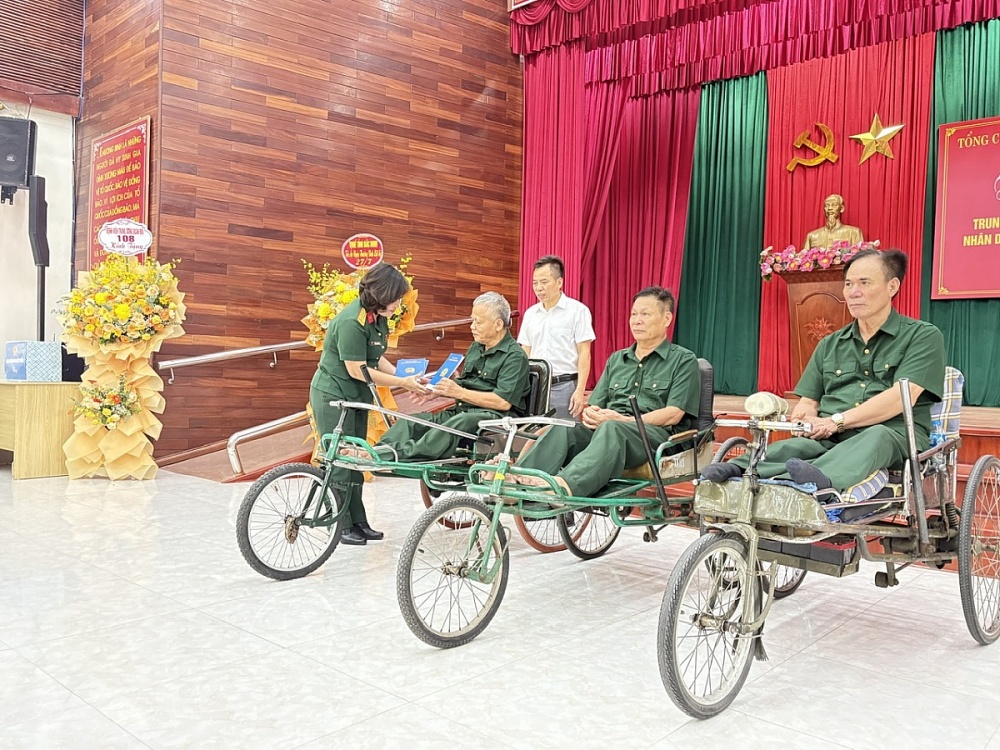 Đại tá Trần Thị Thu Hiền - Phó Ban Công đoàn Quốc phòng thăm và tặng quà một thương binh tại Trung tâm Điều dưỡng thương binh Thuận Thành, Bắc Ninh. Ảnh: Ban Công đoàn Quốc phòng