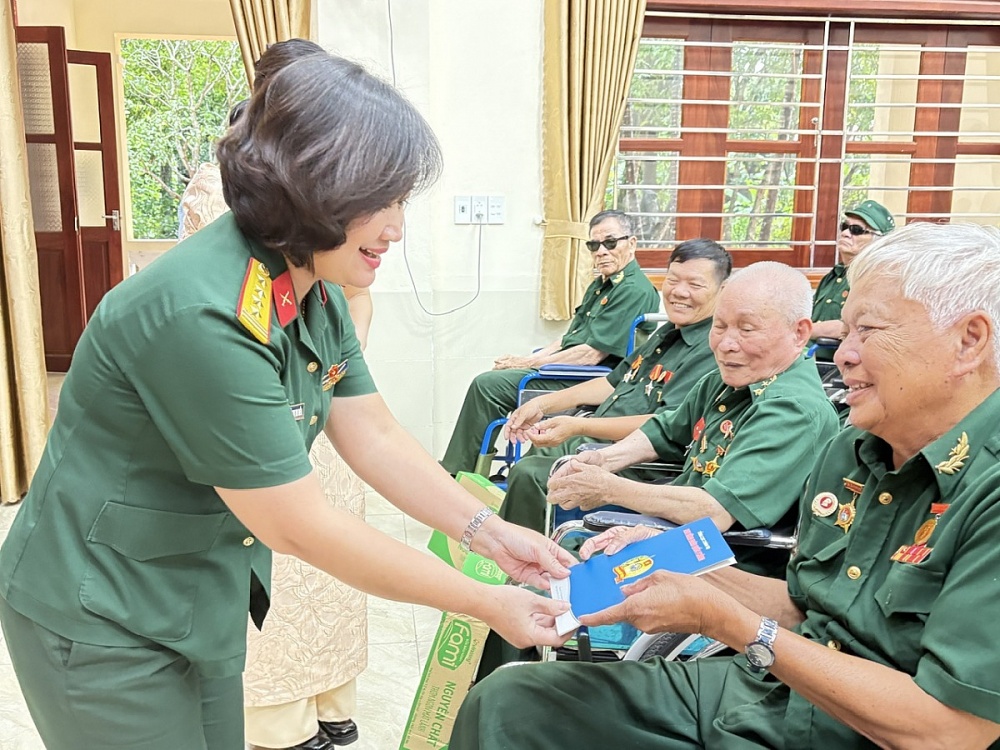 Đại tá Trần Thị Thu Hiền - Phó Ban Công đoàn Quốc phòng tặng quà Trung tâm Điều dưỡng thương binh Duy Tiên, Hà Nam (nay thuộc tỉnh Ninh Bình). Ảnh: Ban Công đoàn Quốc phòng