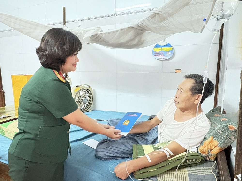 Đại tá Trần Thị Thu Hiền - Phó Ban Công đoàn Quốc phòng thăm và tặng quà một thương binh tại Trung tâm Điều dưỡng thương binh Thuận Thành, Bắc Ninh. Ảnh: Ban Công đoàn Quốc phòng