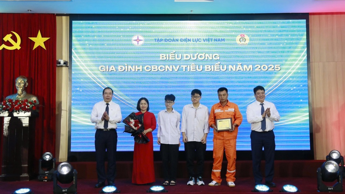 EVN tôn vinh con cán bộ công nhân viên đạt thành tích xuất sắc và gia đình tiêu biểu