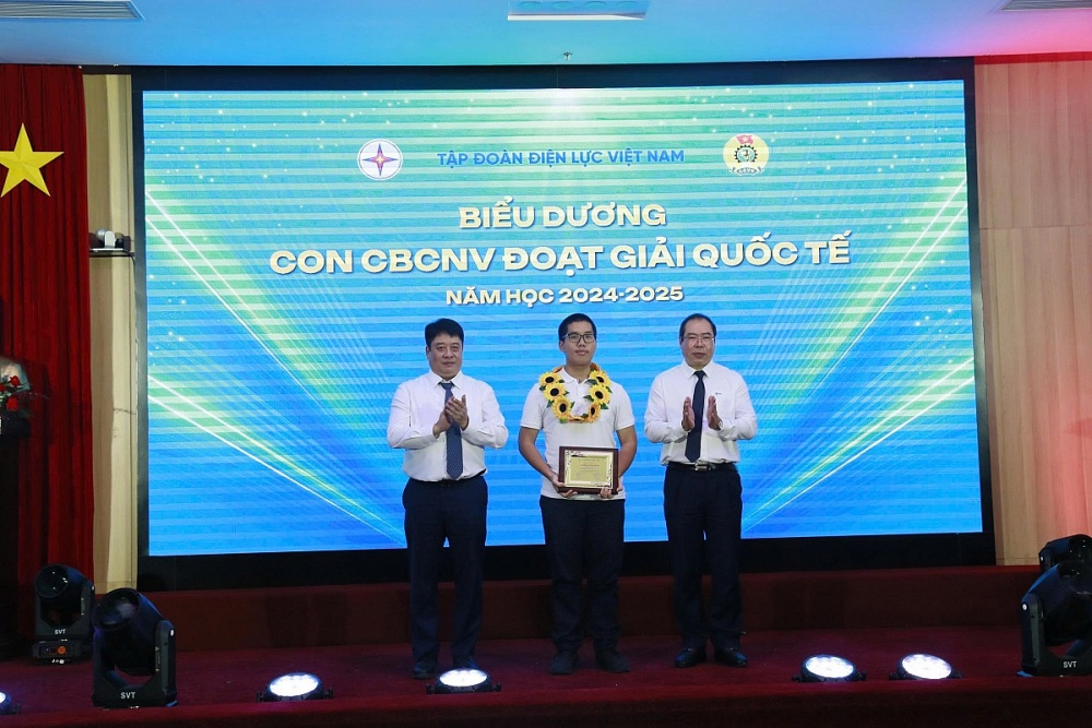 Lãnh đạo EVNBiểu dương con CBCNV đoạt giải quốc tế, quốc gia năm học 2024-2025. Ảnh: ĐVCC