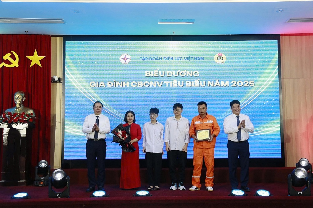 Lãnh đạo EVN biểu dương gia đình CBCNV EVN tiêu biểu năm 2025. Ảnh: ĐVCC