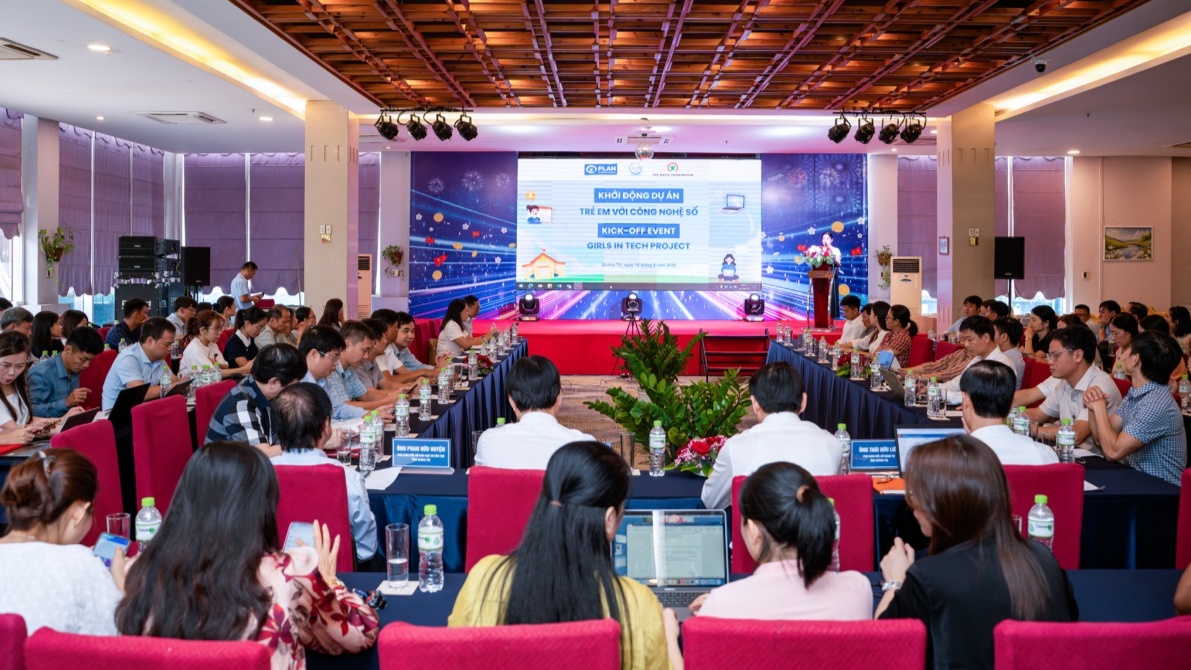 Mở ra tương lai công nghệ số cho nữ sinh vùng khó khăn Quảng Trị