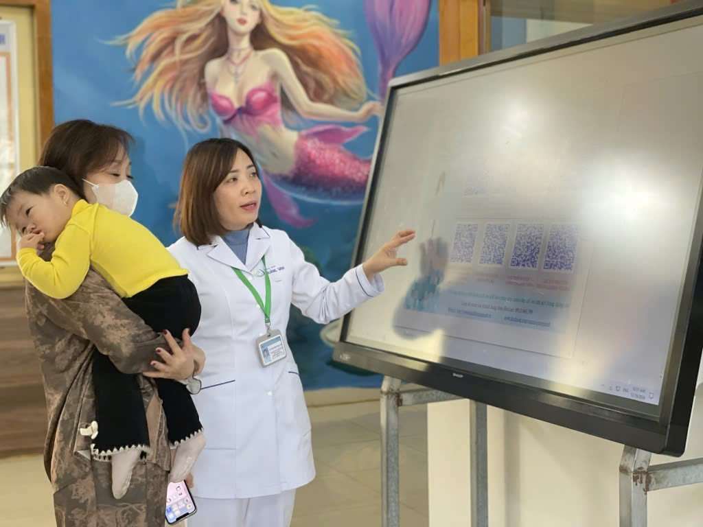 Thạc sĩ Lê Thị Thuỳ Trang đang hướng dẫn cho gia đình bệnh nhân các quy trình thăm khám bệnh. Ảnh: NVCC