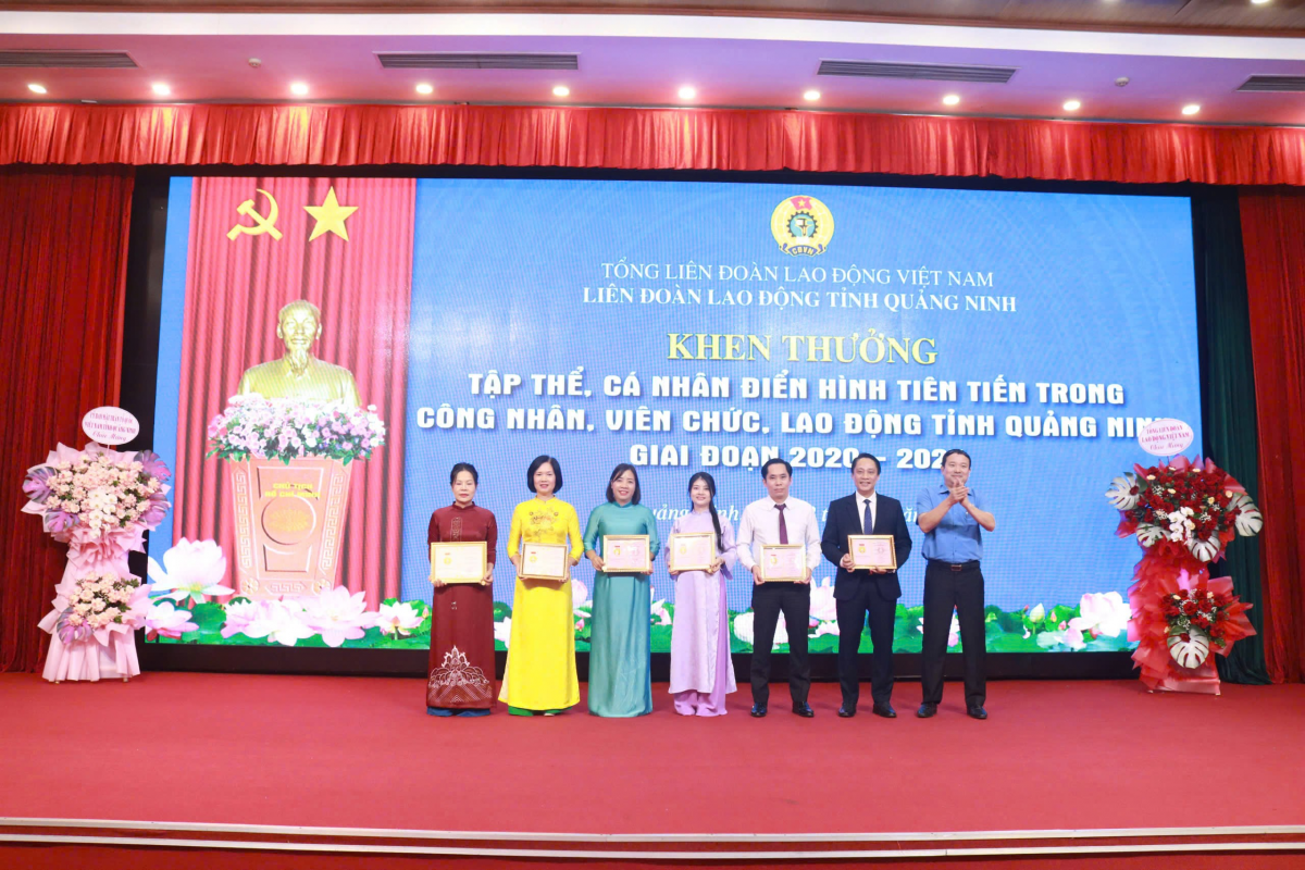 Thạc sĩ Lê Thị Thuỳ Trang (thứ 3 từ bên trái) và các cá nhân được Tổng LĐLĐ Việt Nam. Ảnh: NVCC