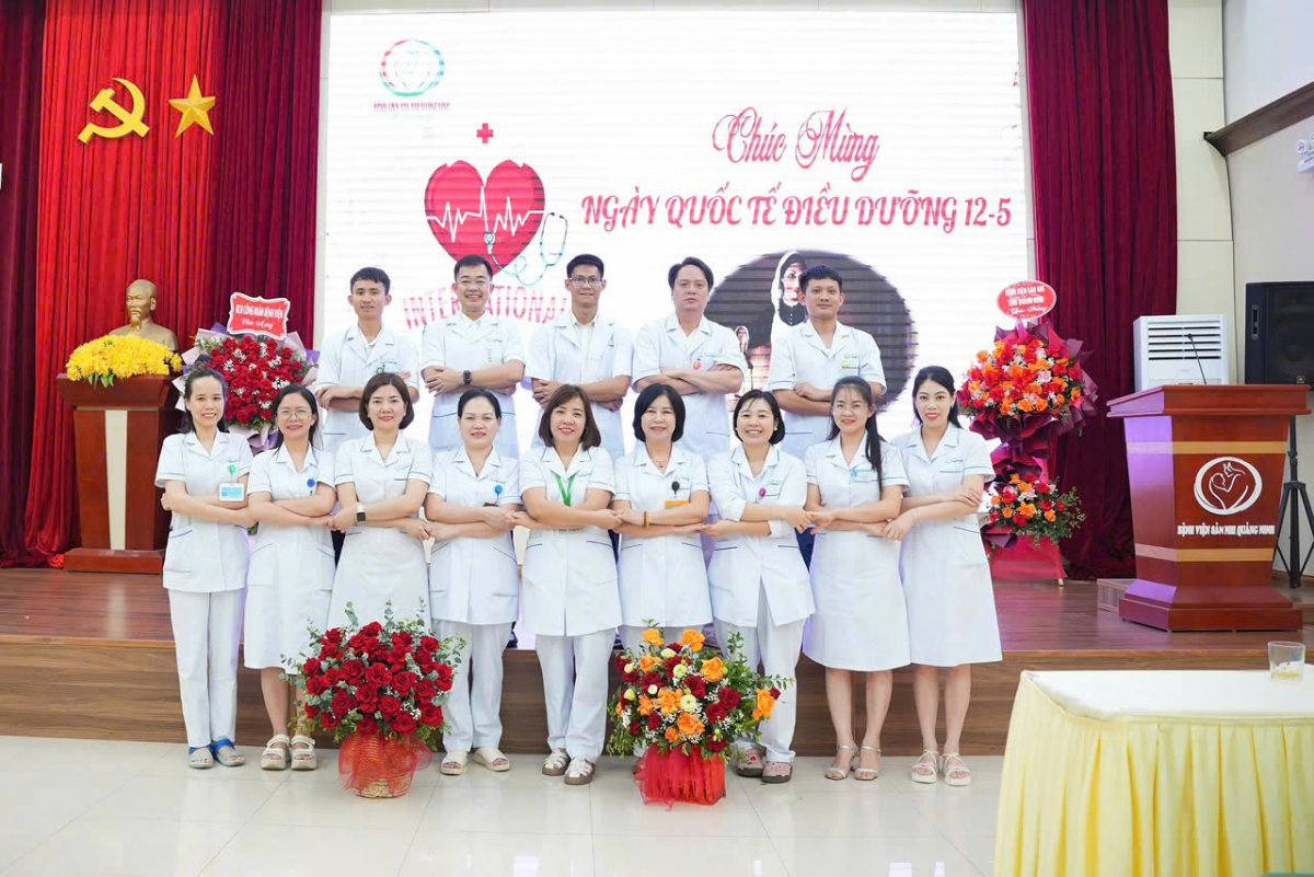 Tập thể Khoa Điều dưỡng, Bệnh viện Sản nhi Quảng Ninh. Ảnh: NVCC