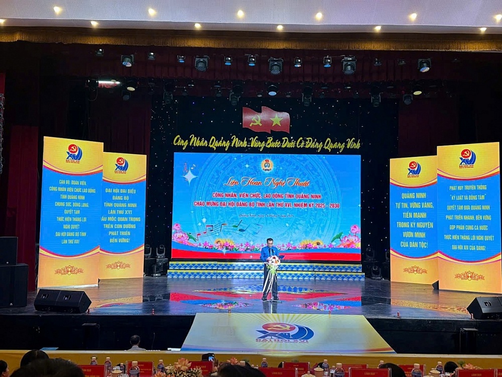 Đ/c Tô Xuân Thao, Uỷ viên Đoàn Chủ tịch Tổng LĐLĐ Việt Nam, Tỉnh uỷ viên, Phó Chủ tịch UB MTTQ Việt Nam tỉnh, Chủ tịch LĐLĐ tỉnh phát biểu khai mạc Liên hoan nghệ thuật.