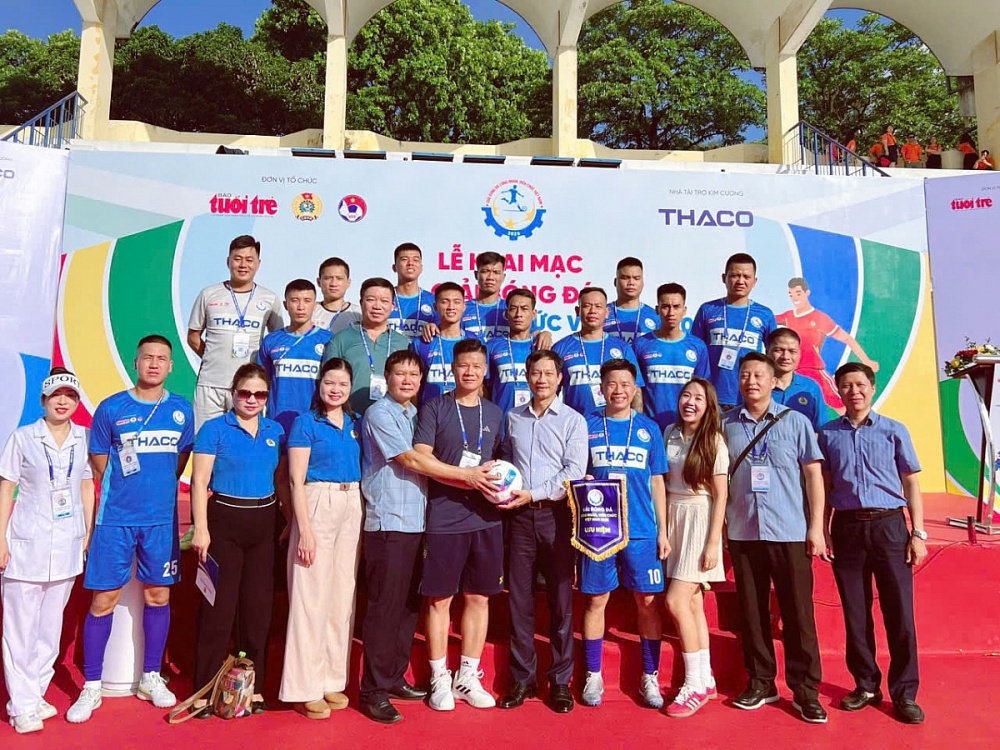 Chủ tịch Công đoàn Công Thương Việt Nam Lê An Hải chụp ảnh lưu niệm cùng đội bóng của Công đoàn Công Thương VN tham dự giải Bóng đá CNVCLD toàn quốc năm 2025. Ảnh: ĐVCC