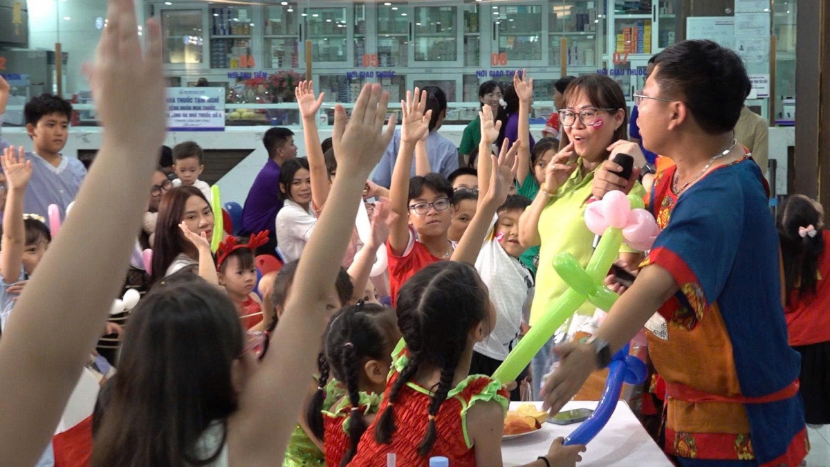 “Trăng rằm sân viện” – Đêm Trung thu ấm áp tại Bệnh viện Đại học Y Hà Nội