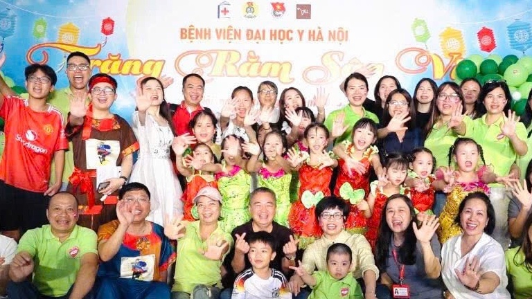 “Trăng rằm sân viện” – Đêm Trung thu ấm áp tại Bệnh viện Đại học Y Hà Nội