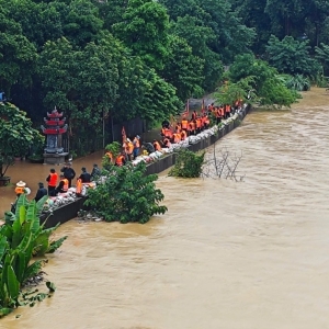 Sau lưng là thành phố