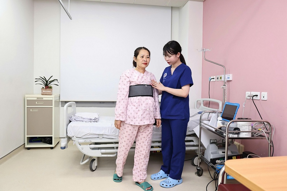 Kỹ thuật viên Lê Thị Tuyến tập tăng cường sức mạnh cơ và thăng bằng cho người bệnh. Ảnh: NVCC