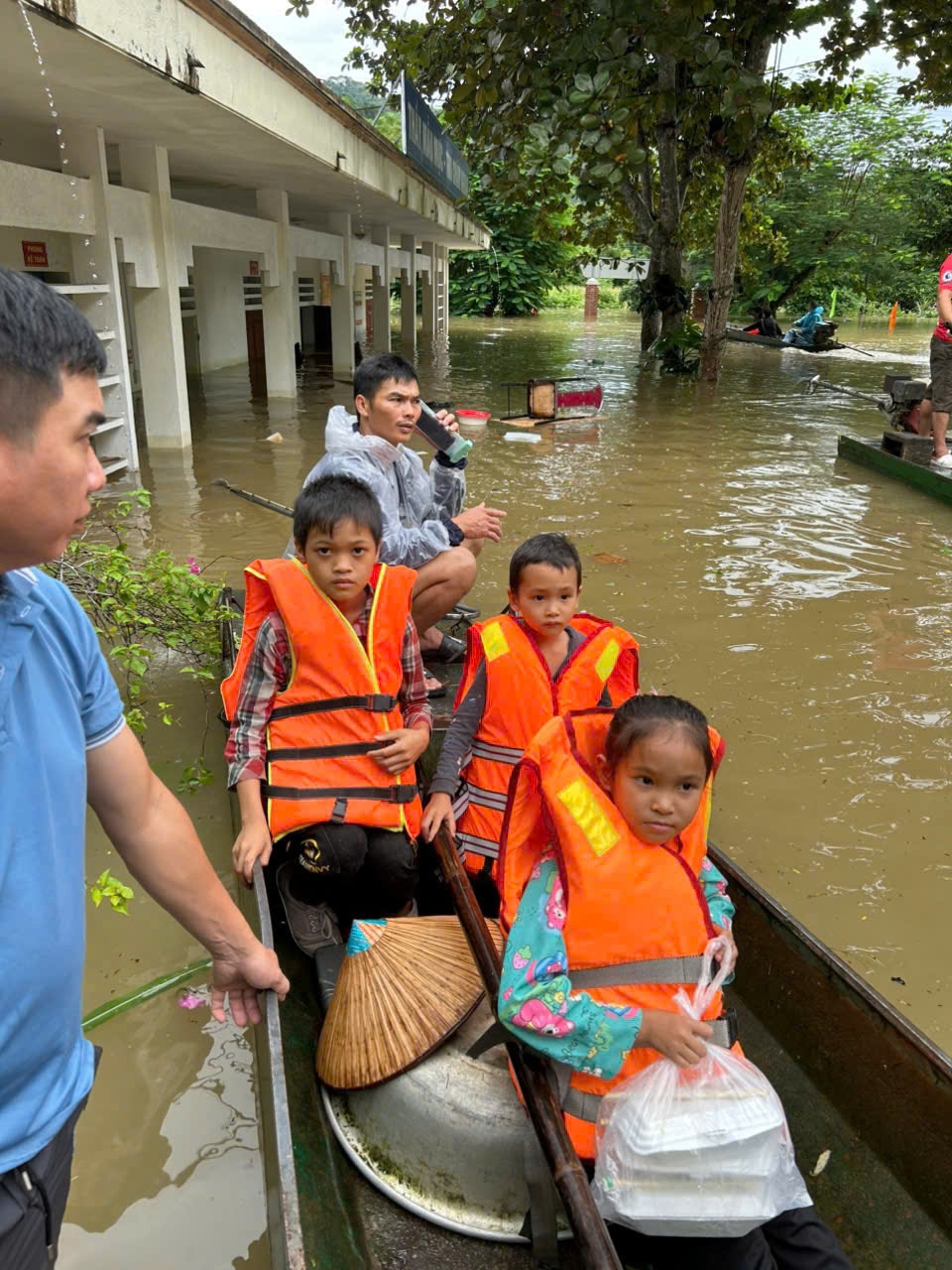 Việt Nam đối mặt với hậu quả thiên tai nặng nề, World Vision mở rộng ứng phó khẩn cấp tới 50.000 người