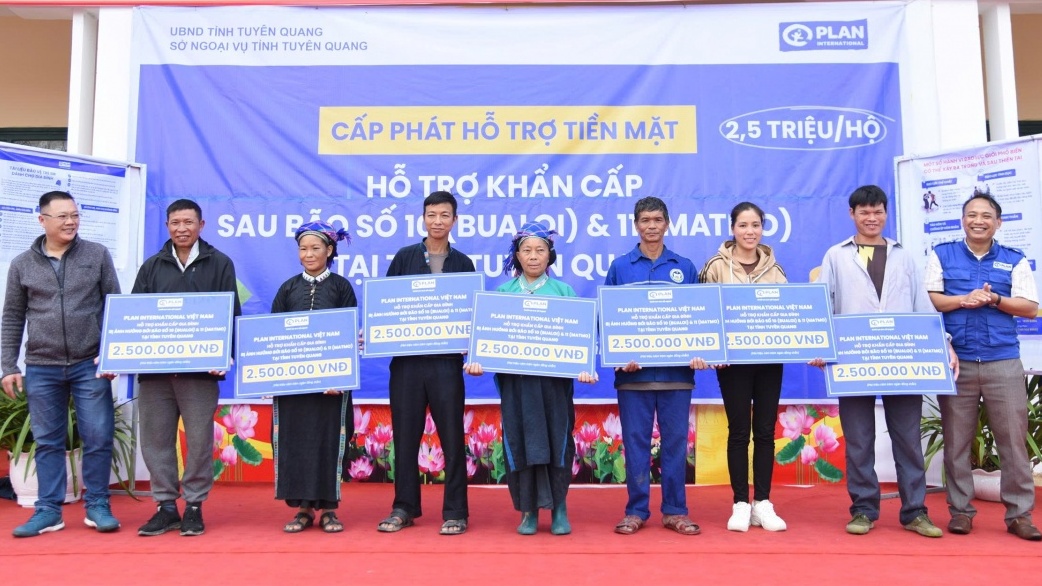 Hỗ trợ 1,5 tỷ đồng giúp người dân vùng lũ Tuyên Quang tái thiết cuộc sống