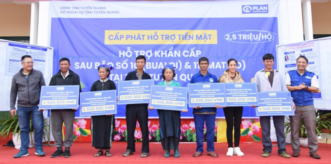 Hỗ trợ 1,5 tỷ đồng giúp người dân vùng lũ Tuyên Quang tái thiết cuộc sống