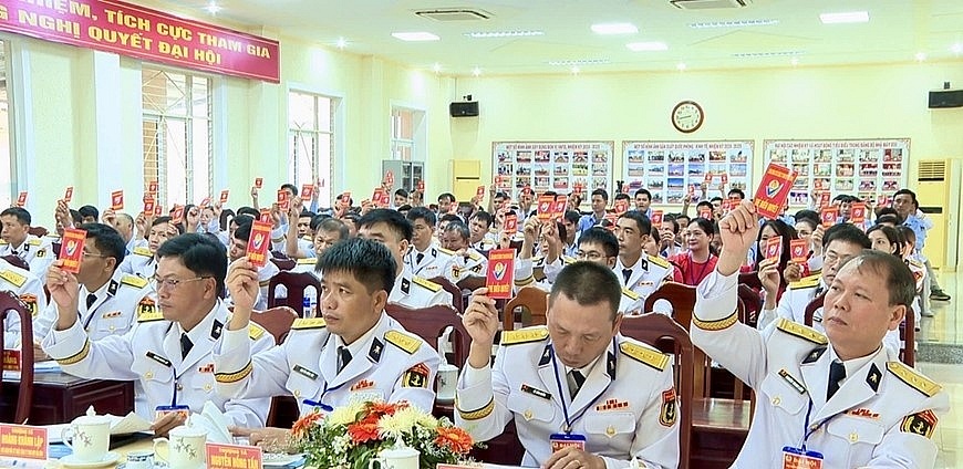 Các đại biểu biểu quyết tại Đại hội đại biểu Công đoàn cơ sở Nhà máy X55 nhiệm kỳ 2025-2030. Ảnh: THANH HÀ