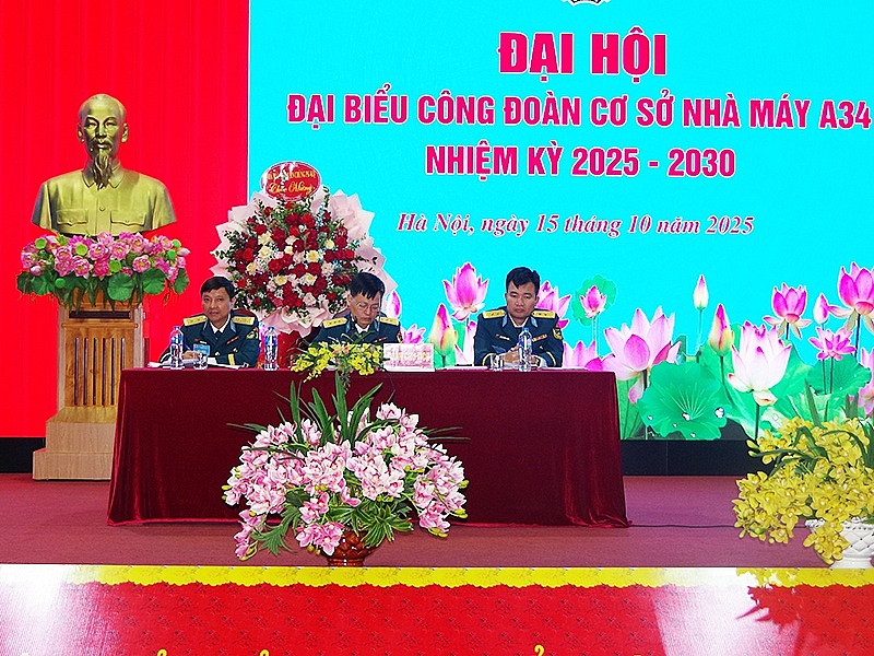  Đoàn chủ tịch điều hành Đại hội. Ảnh: ÁNH TUYẾT