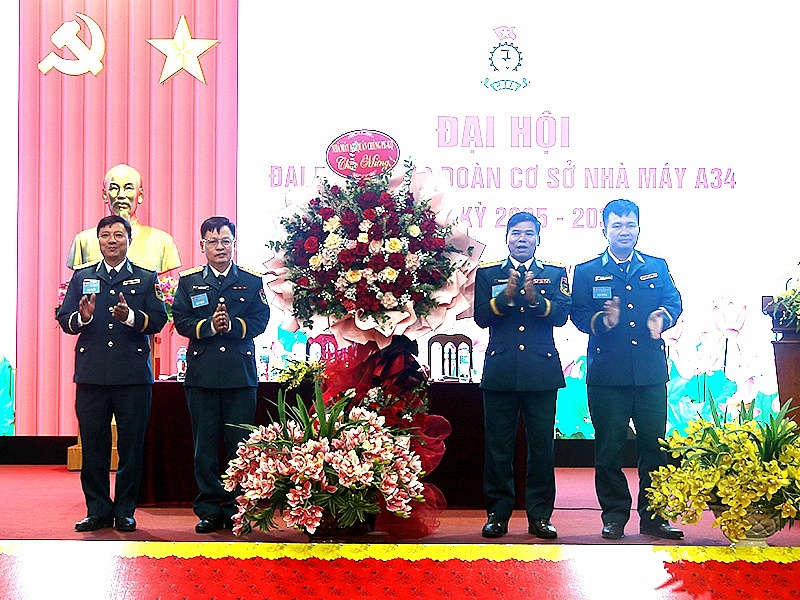 Đại tá Phạm Minh Chương, Chính uỷ Nhà máy A34 tặng hoa chúc mừng Đại hội. Ảnh: ÁNH TUYẾT