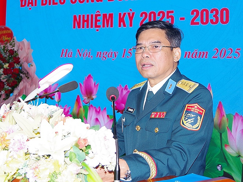 Đại tá Phạm Minh Chương, Chính uỷ Nhà máy A34 phát biểu chỉ đạo tại Đại hội. Ảnh: ÁNH TUYẾT 