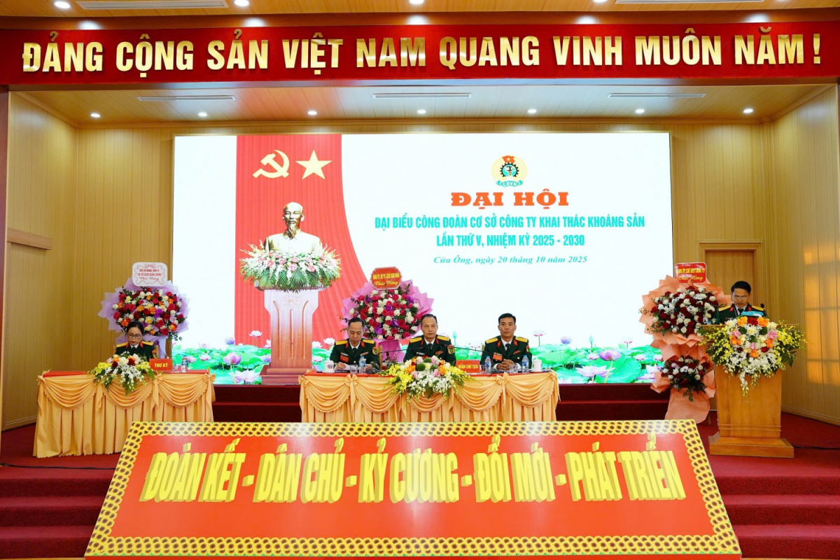 Đoàn chủ tịch điều hành Đại hội. Ảnh: ĐVCC